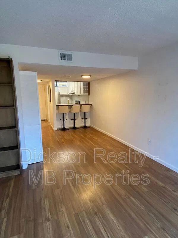 2 bed, 1.5 bath, 936 sqft, $1,650 — Photo 2