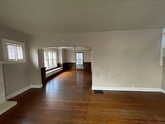 3rd image of 225 S Oak St