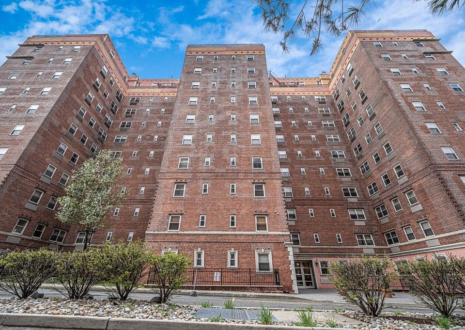 1st image of 70 S Munn Ave APT 606