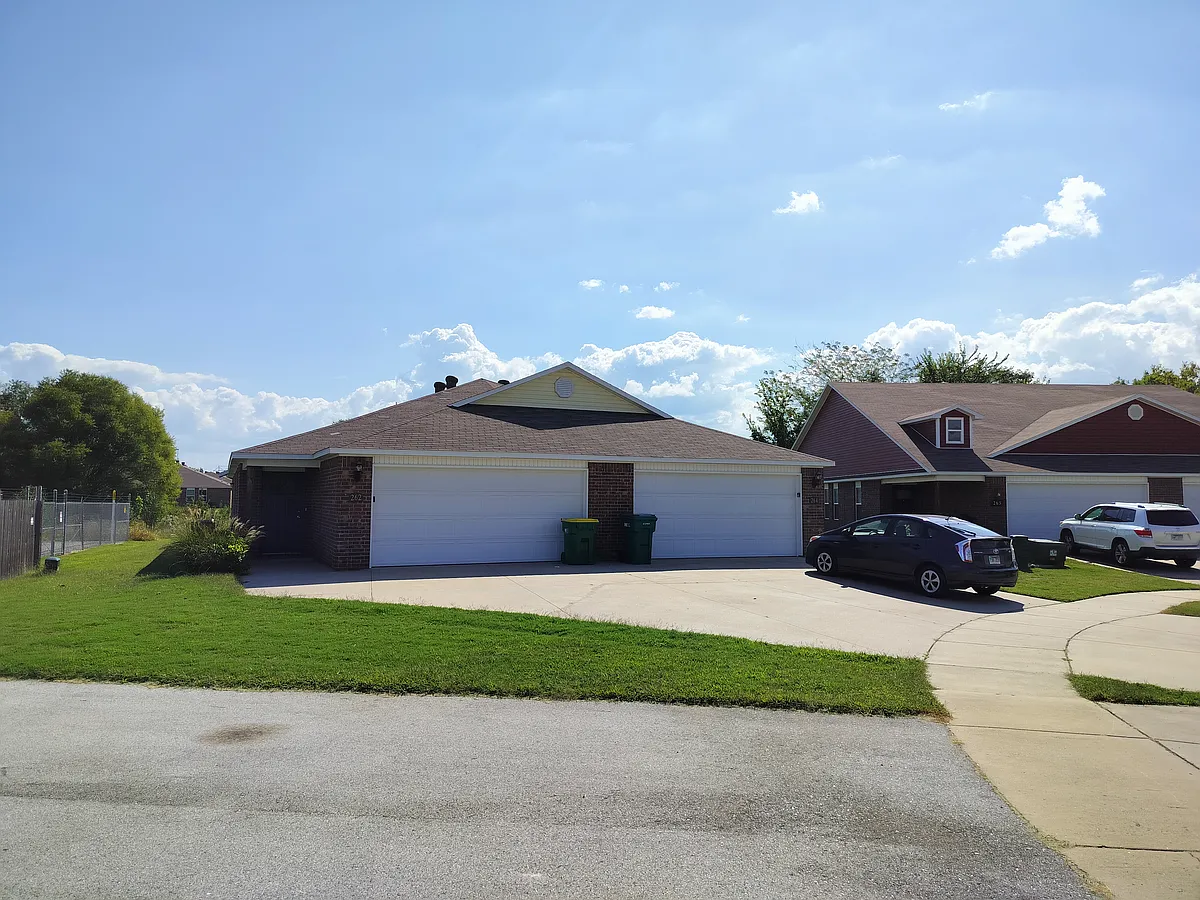 Building Photo - 264 E Anabranch Ct