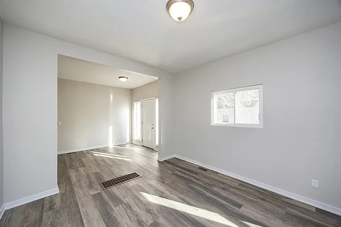 1332 E Sheridan Ave — Photo 5