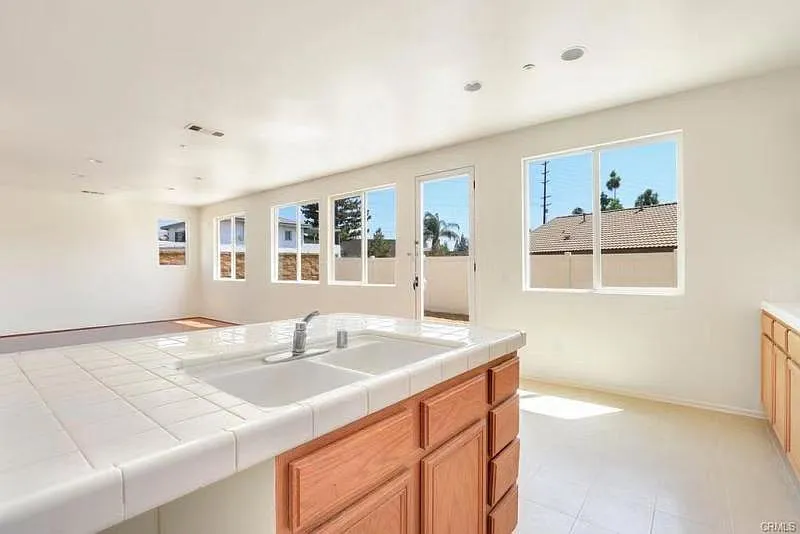 4 bed, 2325 sqft, $3,700 — Photo 4