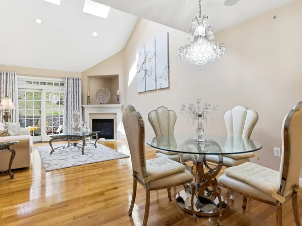 900 Lynnfield St #D-16, Lynnfield, MA 01940