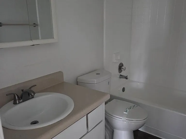 Sterling Pointe Apartments — Photo 32