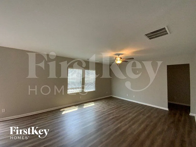4 bed, 2.5 bath, 2406 sqft, $2,285 — Photo 3