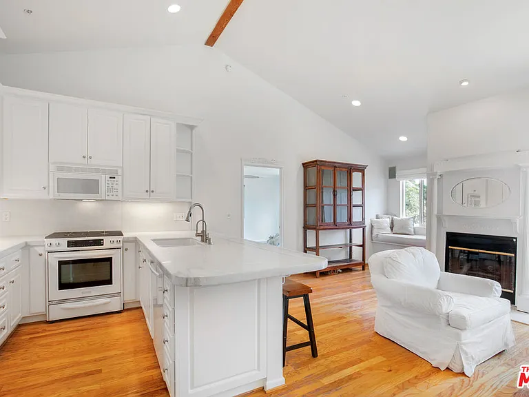 3855 Rambla Pacifico #D — Photo 17