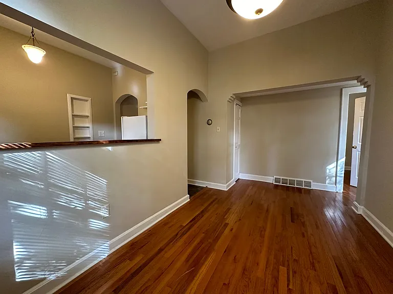 1 & 2 Bedrooms-Brady St - Heat & Electricity Included — Photo 12