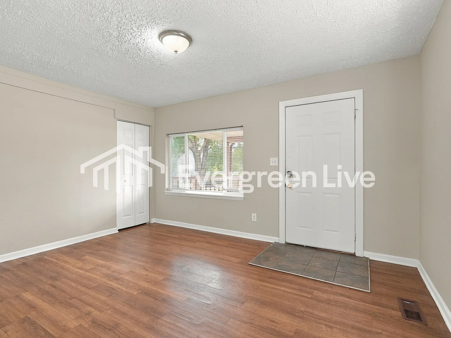 3 bed, 1.0 bath, 1092 sqft, $1,345 — Photo 2