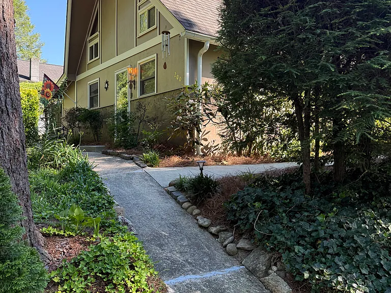 200 Pine Dr — Photo 1