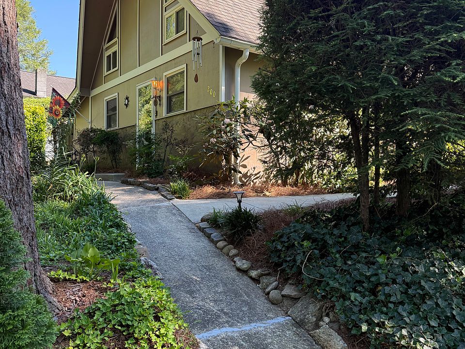 1st image of 200 Pine Dr