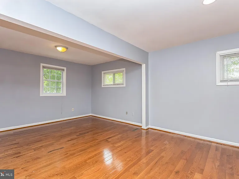 13905 Parkland Dr — Photo 23