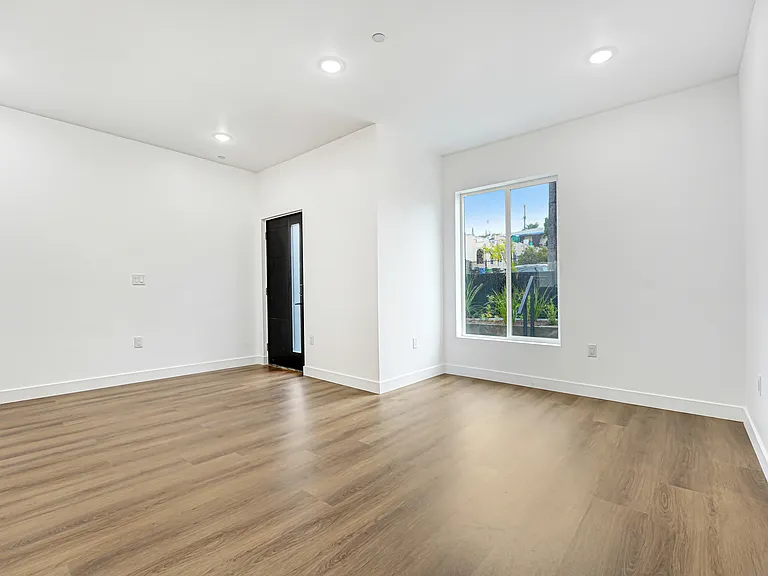 5350 1/2 Oakland St #5350-1/2 — Photo 4