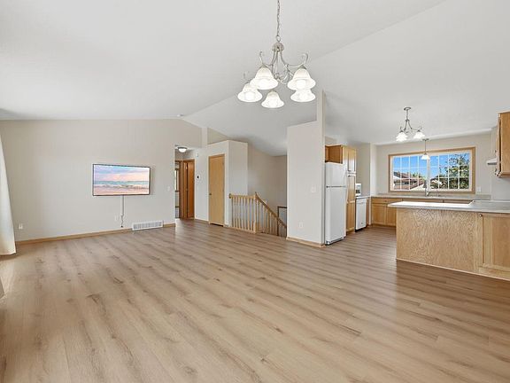 5th image of 605 7th Ave SW