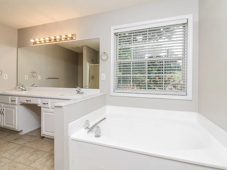 2249 June Ct SW — Photo 15
