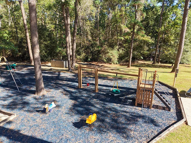 110 Lords Cir — Photo 32