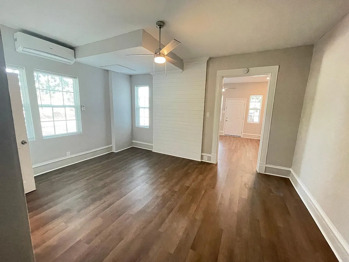 Building Photo - 1410 W Oak St #2