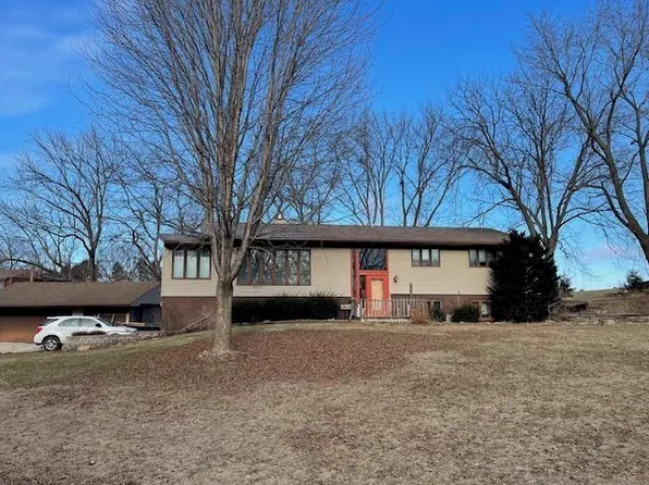 303 Sunrise Ter, Waverly, IA 50677