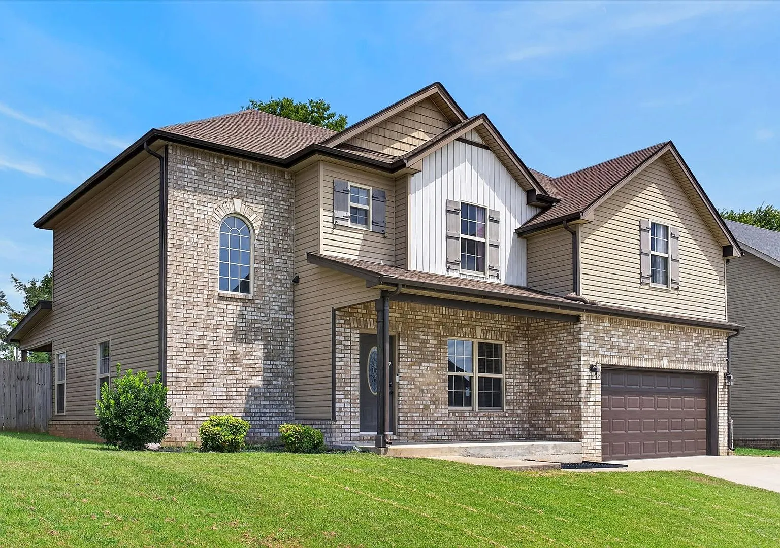4 Bedroom 3 Bath Home With Bonus Room For Rent! — Photo 3