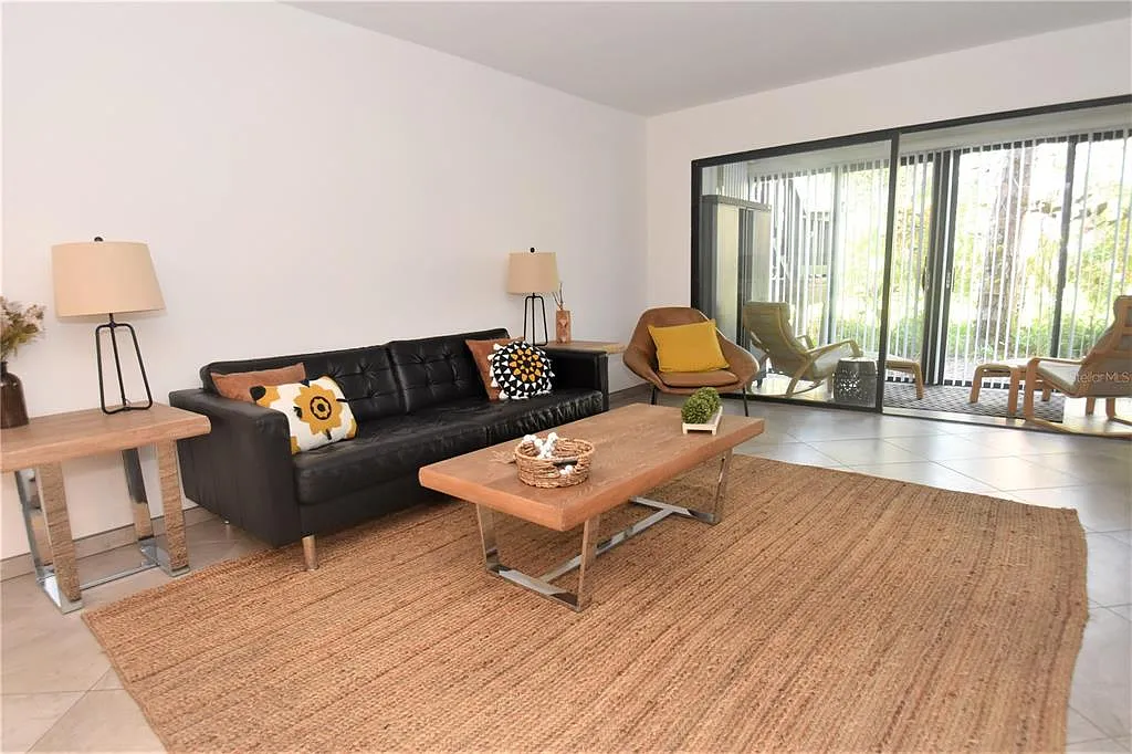 1 bed, 1.0 bath, 731 sqft, $3,800 — Photo 2