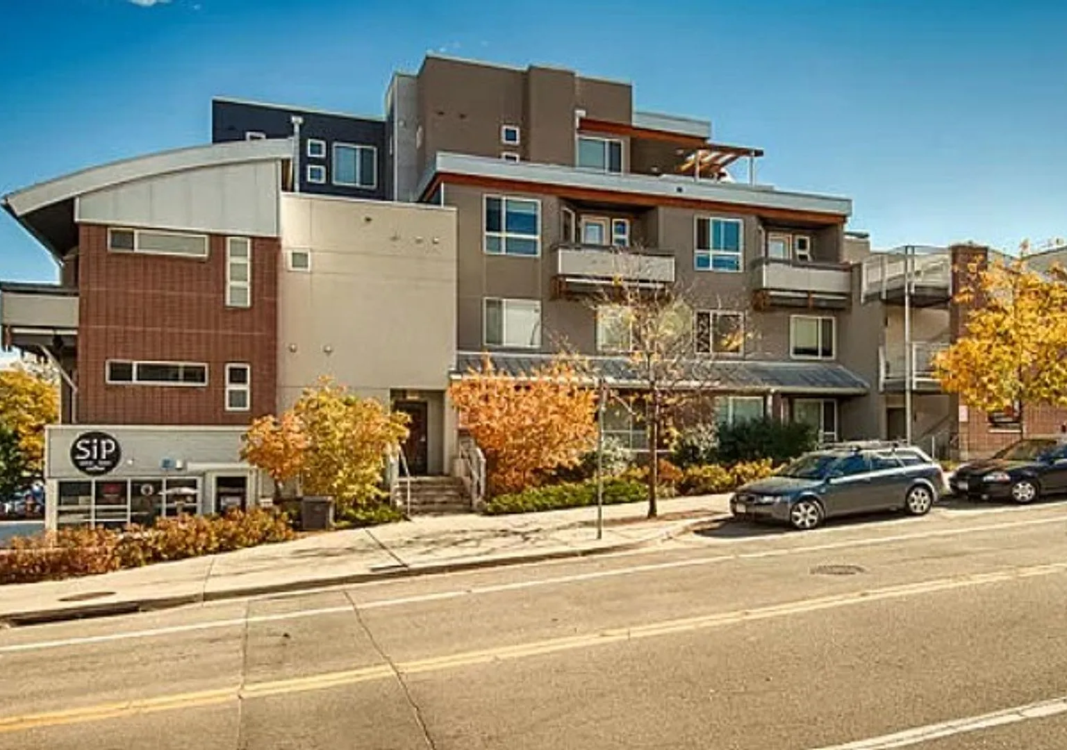 Beautiful and Bright 2B/2.5B off 28th and Colorado! — Photo 1