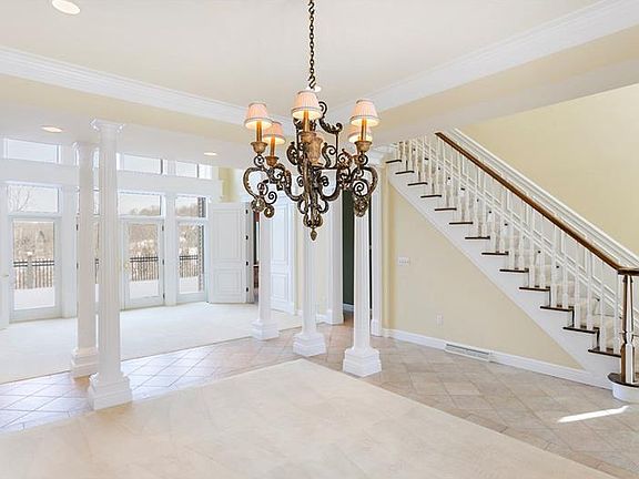 3rd image of 915 Country Club Dr