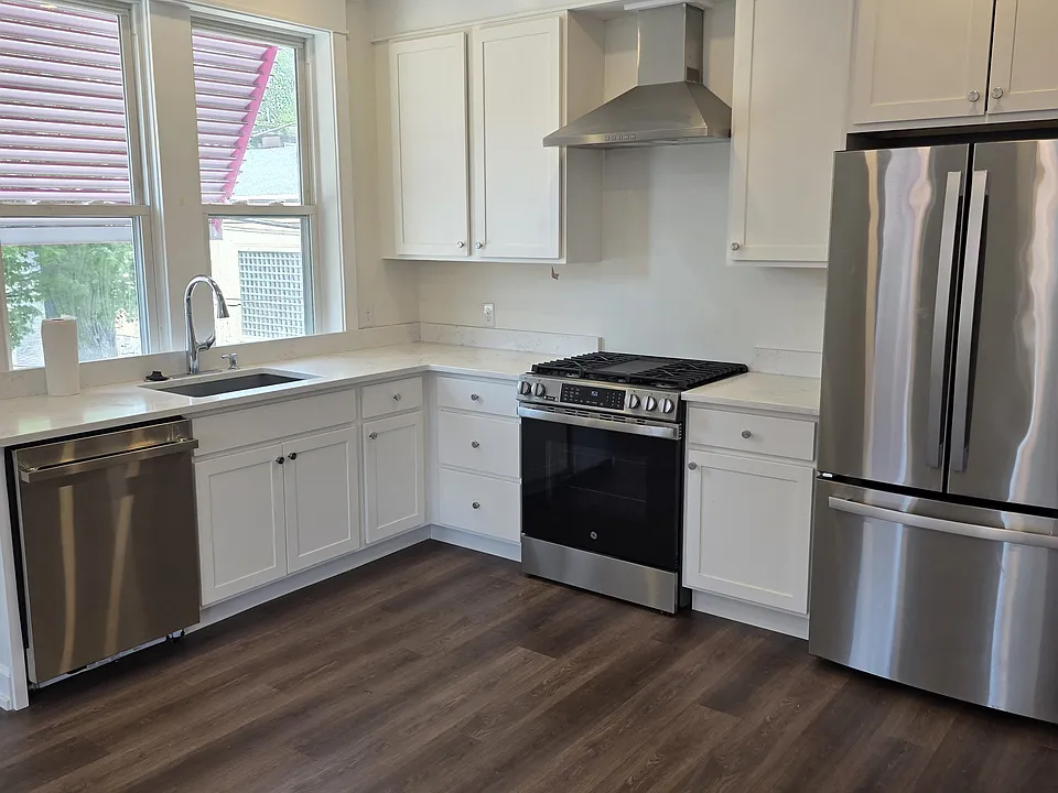 1049 W Lancaster Ave #2