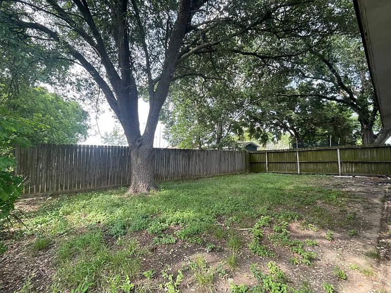 905 Avenue K — Photo 15
