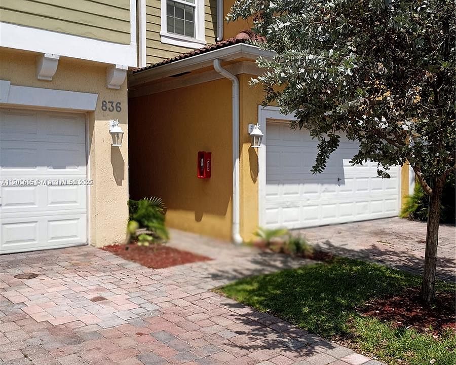 1st image of 836 Pipers Cay Dr #162