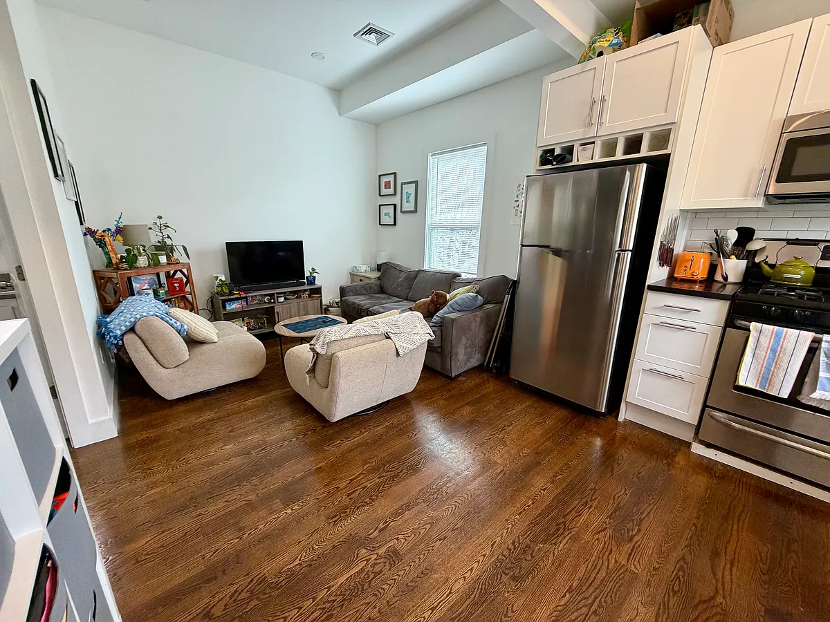 Building Photo - 376 Windsor St #2