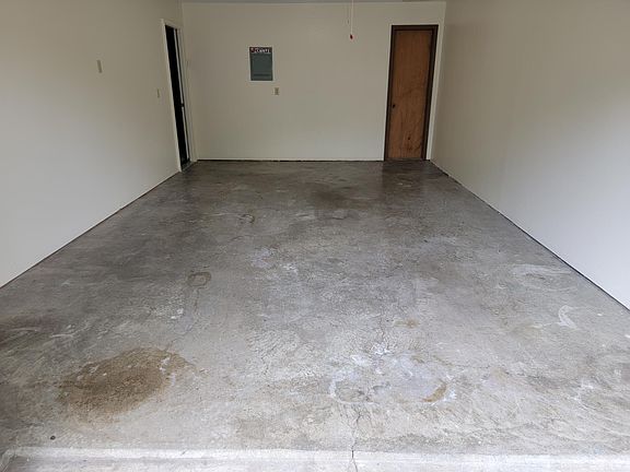 2nd image of 300 NW Nottingham Ln