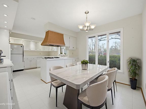 26th image of 2044 Manor Dr