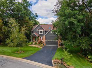 3890 Stoneridge Ct, Commerce Township, MI 48382