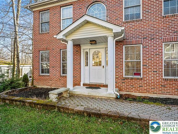 4th image of 2121 Warwick Cir