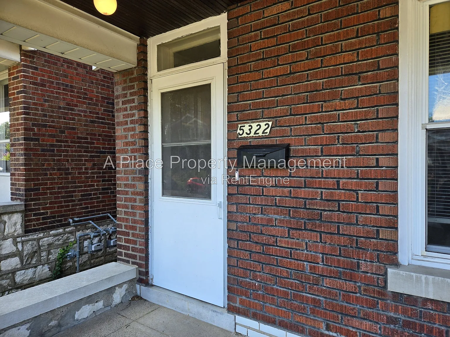 2 bed, 1.0 bath, 987 sqft, $1,295 — Photo 2