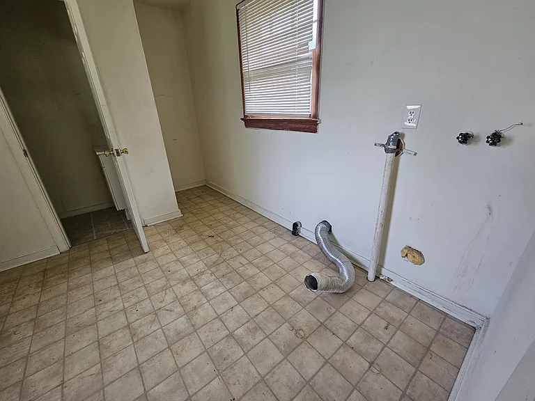 4212 Holcombe Rd — Photo 13