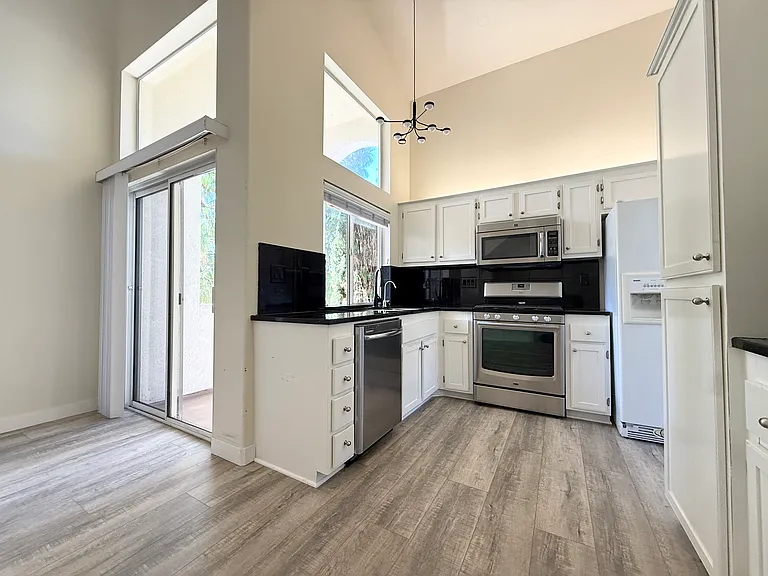 801 Maplewood — Photo 1