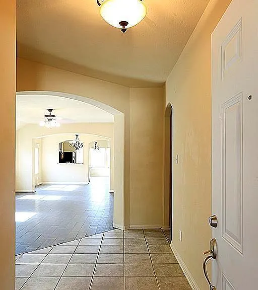 8014 Thorncroft Manor Ln — Photo 3