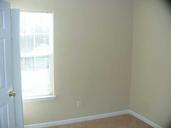 4th image of 102 Davenport Ln