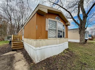 435 Rustic Ln S, Belleville, MI 48111