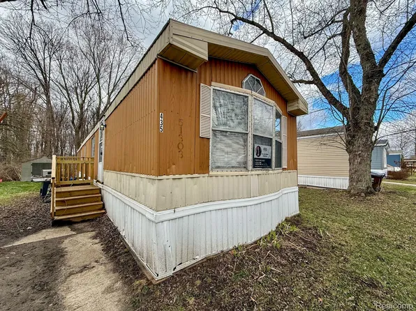 435 Rustic Ln S, Belleville, MI 48111