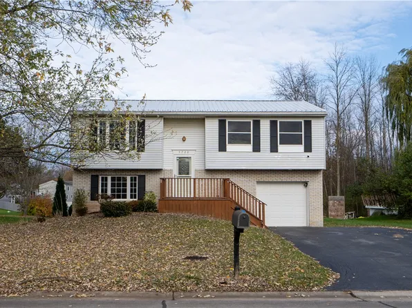 5720 Beanpole Cir, Farmington, NY 14425