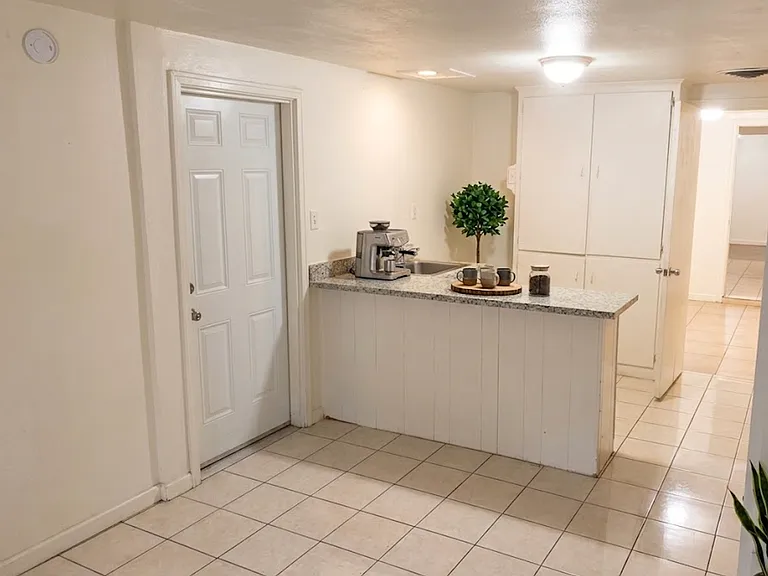 1435 W Euclid Ave — Photo 2