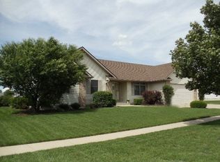 323 E Maplewood Dr, Sycamore, IL 60178