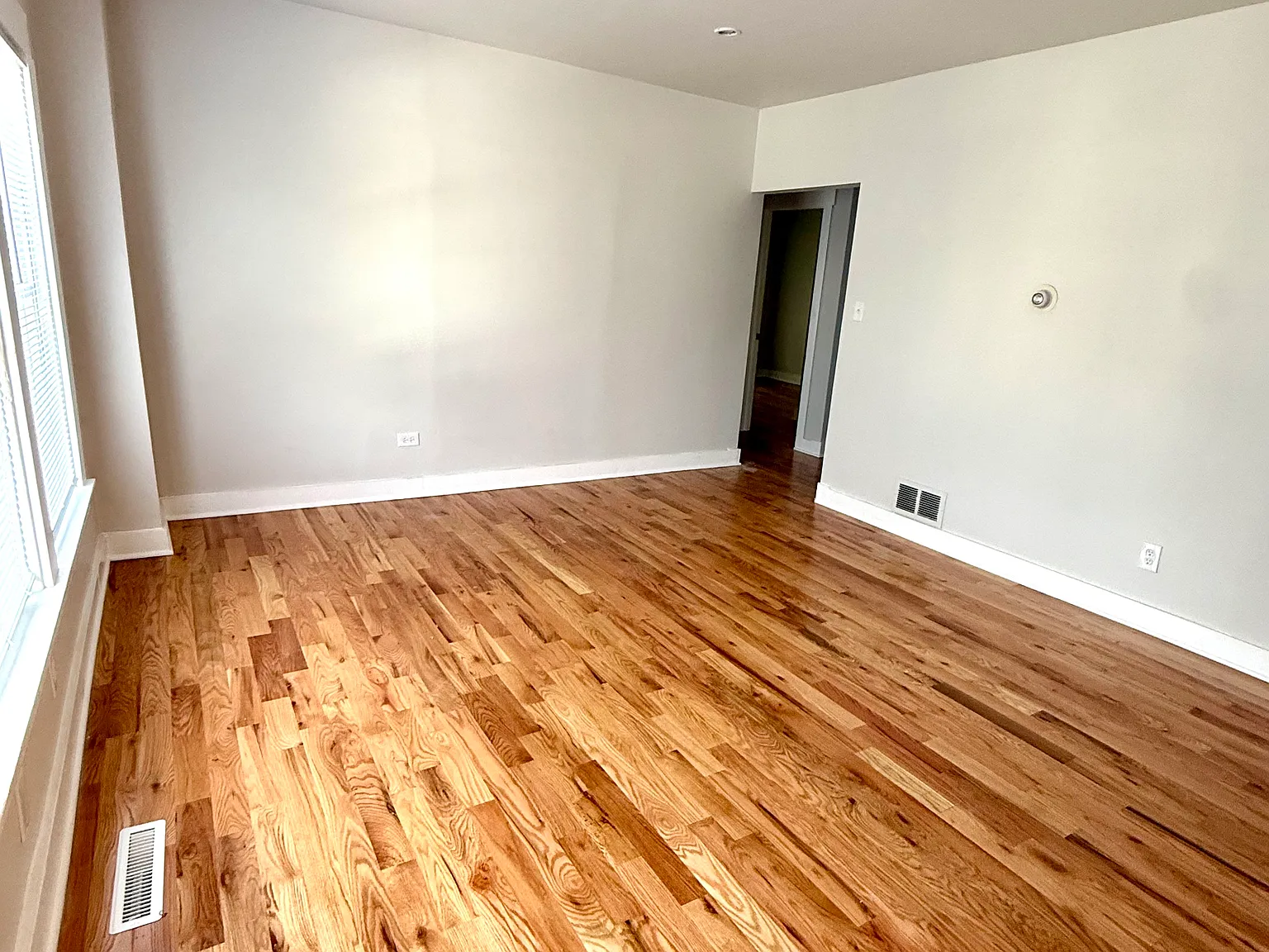4 bed, 1.5 bath, 1000 sqft, $3,240 — Photo 2