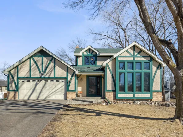 1292 Castle Ct, Golden Valley, MN 55427