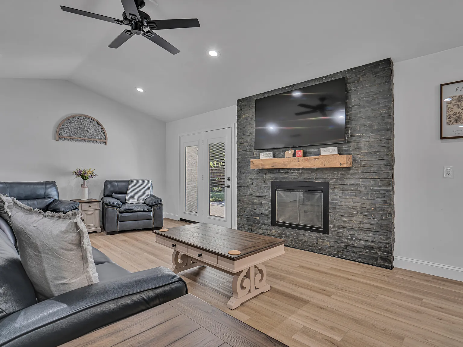 5 bed, 2.5 bath, 2274 sqft, $5,950 — Photo 2