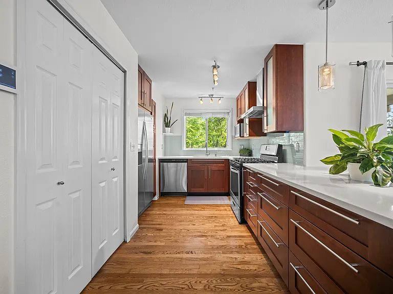 Soft close large kitchen drawers. Quartzite counter tops.