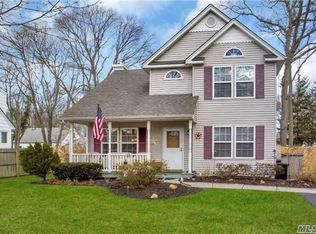 25 Paris St, East Patchogue, NY 11772