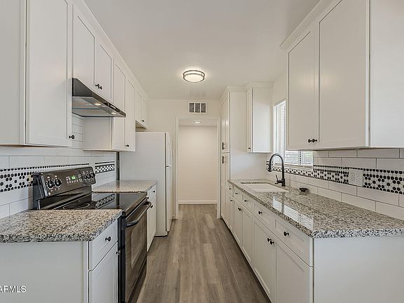 3rd image of 3202 W GLENROSA Avenue