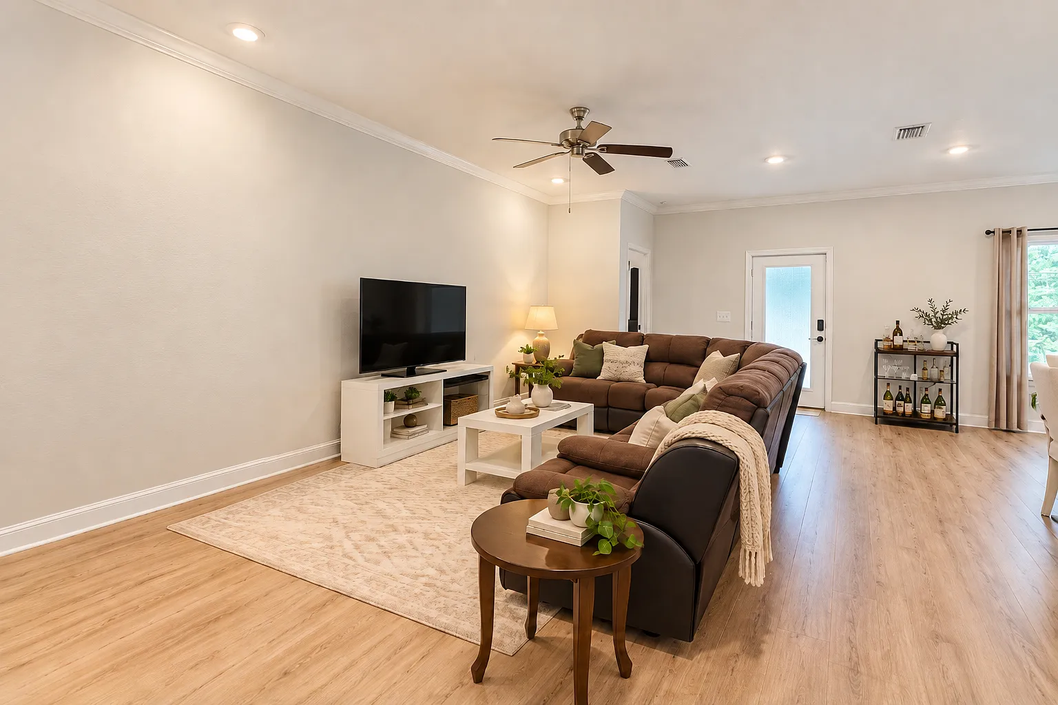 4 bed, 2047 sqft, $2,995 — Photo 3